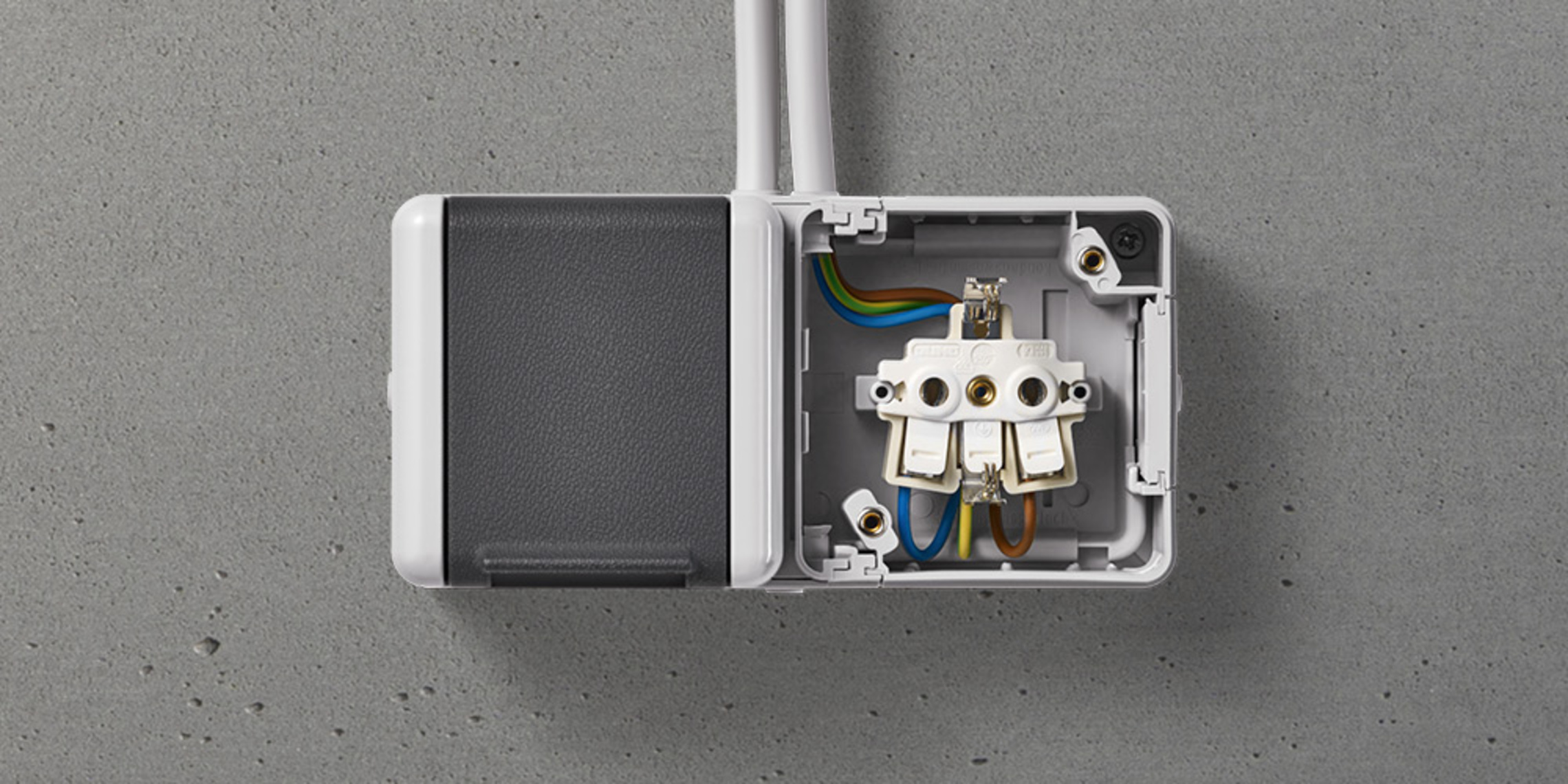Doppelsteckdose mit Trennsteg bei Elektrotechnik Schimpl in Buttenheim